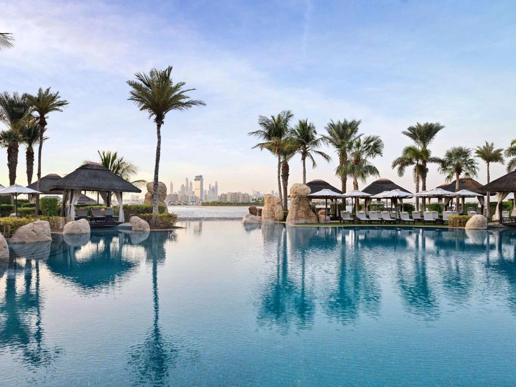 منتجعات دبي مع مسبح